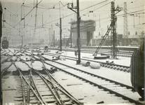 502530 Gezicht op het emplacement aan de noordzijde van het N.S.-station Utrecht C.S. te Utrecht, tijdens winterse ...